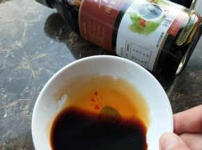 黄豆酱油颜色浅一点，摇晃一下小盘中的酱油，酱油很浓稠，可以轻松挂在碗边。