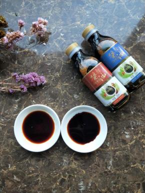 尝一点，这酱油也不是很咸，味道很鲜，真不愧是古法酿造的好酱油啊。