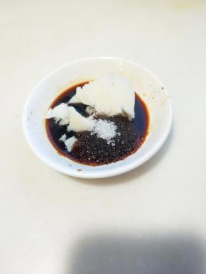 开始做酱油拌饭的酱汁了，将黄豆和黑豆酱油混在一起，加一勺糖，加一勺大油。