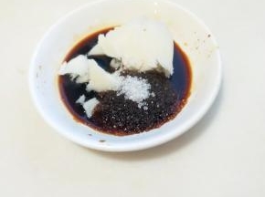 开始做酱油拌饭的酱汁了，将黄豆和黑豆酱油混在一起，加一勺糖，加一勺大油。