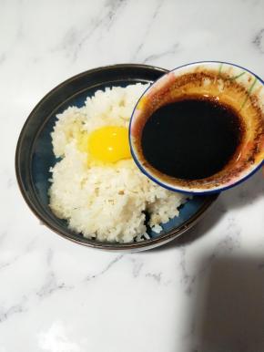 热呼呼淋在米饭上，鲜香感被逼出得更完美～