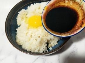 热呼呼淋在米饭上，鲜香感被逼出得更完美～