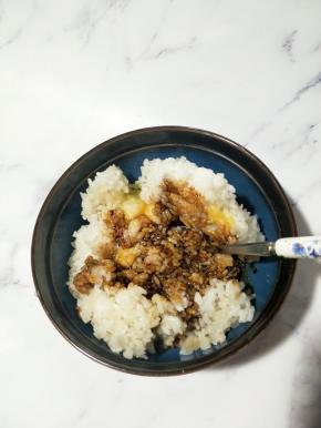 用勺子将米饭拌匀