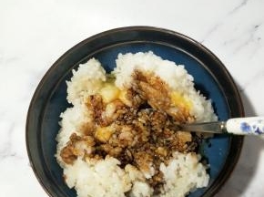 用勺子将米饭拌匀