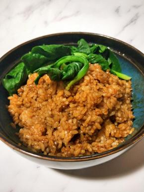 放上一点蔬菜，美味的酱油拌饭来了。