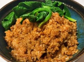 放上一点蔬菜，美味的酱油拌饭来了。
