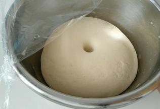 检验面团是否发酵两倍大，手指戳下去，洞口不回缩即可。