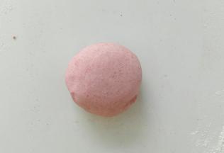 取部分白面团加入适量红曲米粉。