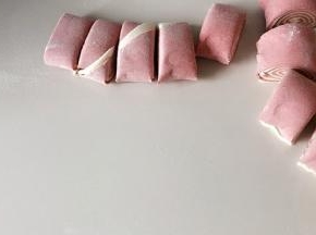卷起后，切成小段。