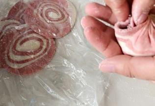 再擀成包子皮，包起来。