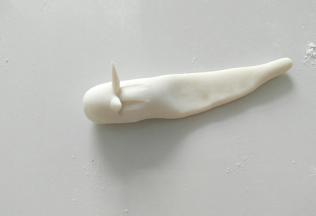 蜗牛身体，剪出两个触角。