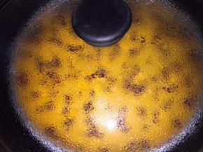 然后冷水上锅蒸熟，也可以在表面撒上干果果干一起蒸熟
