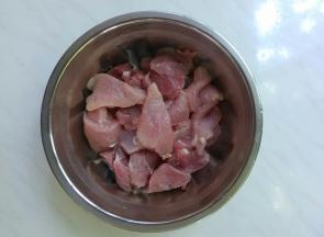 猪肉切成2、3毫米的薄片。