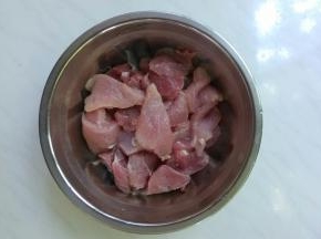 猪肉切成2、3毫米的薄片。