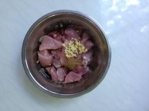 用A腌肉料味上入味半小时。