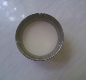 淀粉加清水调成淀粉糊，静置半小时。