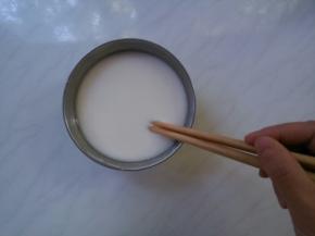 倒掉上层离析的水，用筷子搅匀。