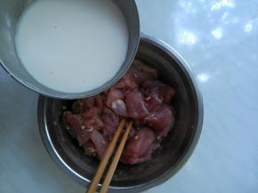 将腌好的肉片和淀粉糊混合均匀，用手抓一会，使肉片上浆。放置一边备用。