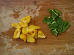 切彩椒和青椒块。