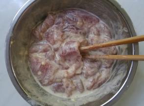 上好浆的肉片。