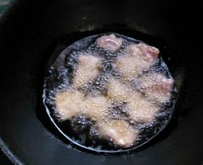 起锅热油，炸肉片，一片一片的炸制，两面都翻面炸变色。