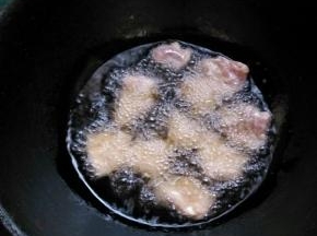 起锅热油，炸肉片，一片一片的炸制，两面都翻面炸变色。