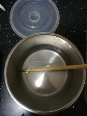 用开水把等下用来搅拌的筷子烫洗一下。