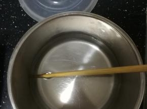 用开水把等下用来搅拌的筷子烫洗一下。