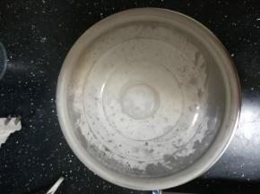 开水把容器清洗一下。灭菌消毒。