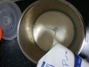 先加入一包牛奶。