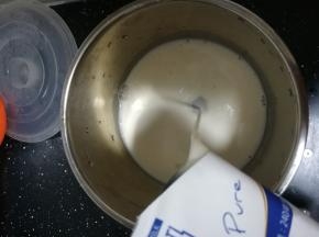 先加入一包牛奶。