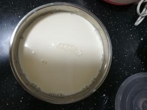 放入酸奶机里，盖好盖子。