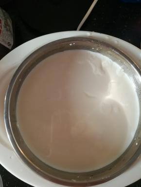 加入自制的山楂酱就可以吃了。