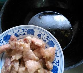 捞出控油，二次复炸。