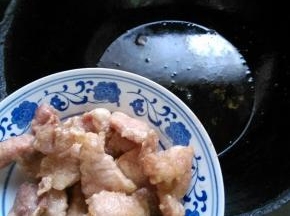 捞出控油，二次复炸。