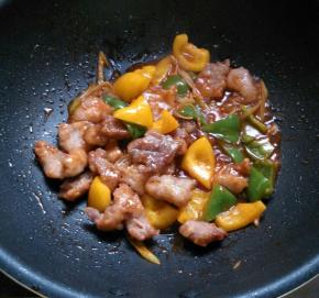 加肉片炒几下，再加入彩椒、青椒块，裹匀酱汁出锅。