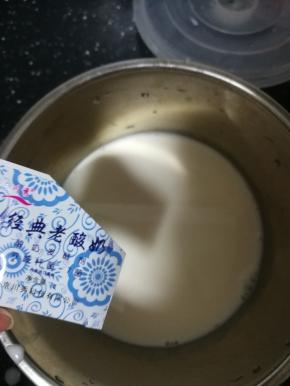 加入一小包的菌粉。