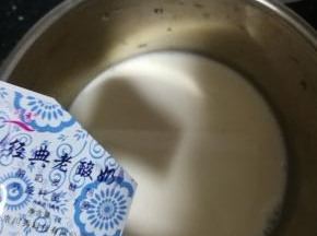 加入一小包的菌粉。