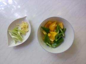 准备葱花姜丝。