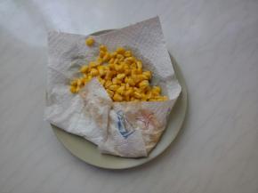 玉米用清水洗一下，捞出控水，用厨房用纸擦一下，不用太干。