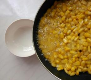 煎好后，倒出多余的油，用铲子压一压会挤出多余的油。