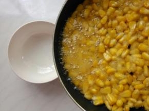 煎好后，倒出多余的油，用铲子压一压会挤出多余的油。