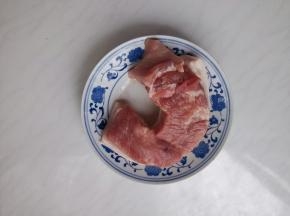 准备猪五花。