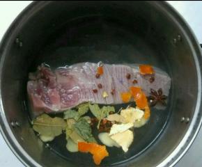 凉水下锅，放入猪肉和炖肉料。大火煮开转中火，炖20分钟。