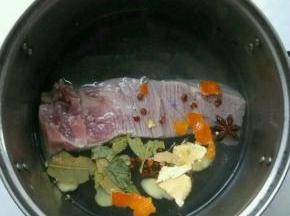 凉水下锅，放入猪肉和炖肉料。大火煮开转中火，炖20分钟。