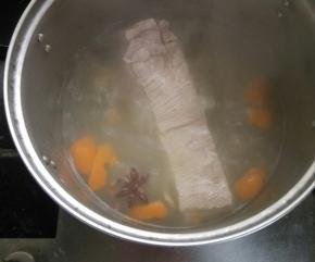 中途把肉倒个再煮，注意肉皮别粘锅底。