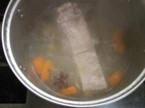 中途把肉倒个再煮，注意肉皮别粘锅底。