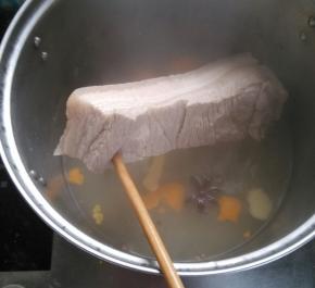 筷子能扎透肉了关火。