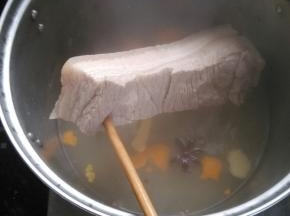 筷子能扎透肉了关火。