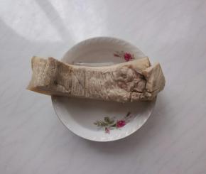 取出猪肉冲凉水，在凉水里泡2分钟后，使肉彻底凉透。